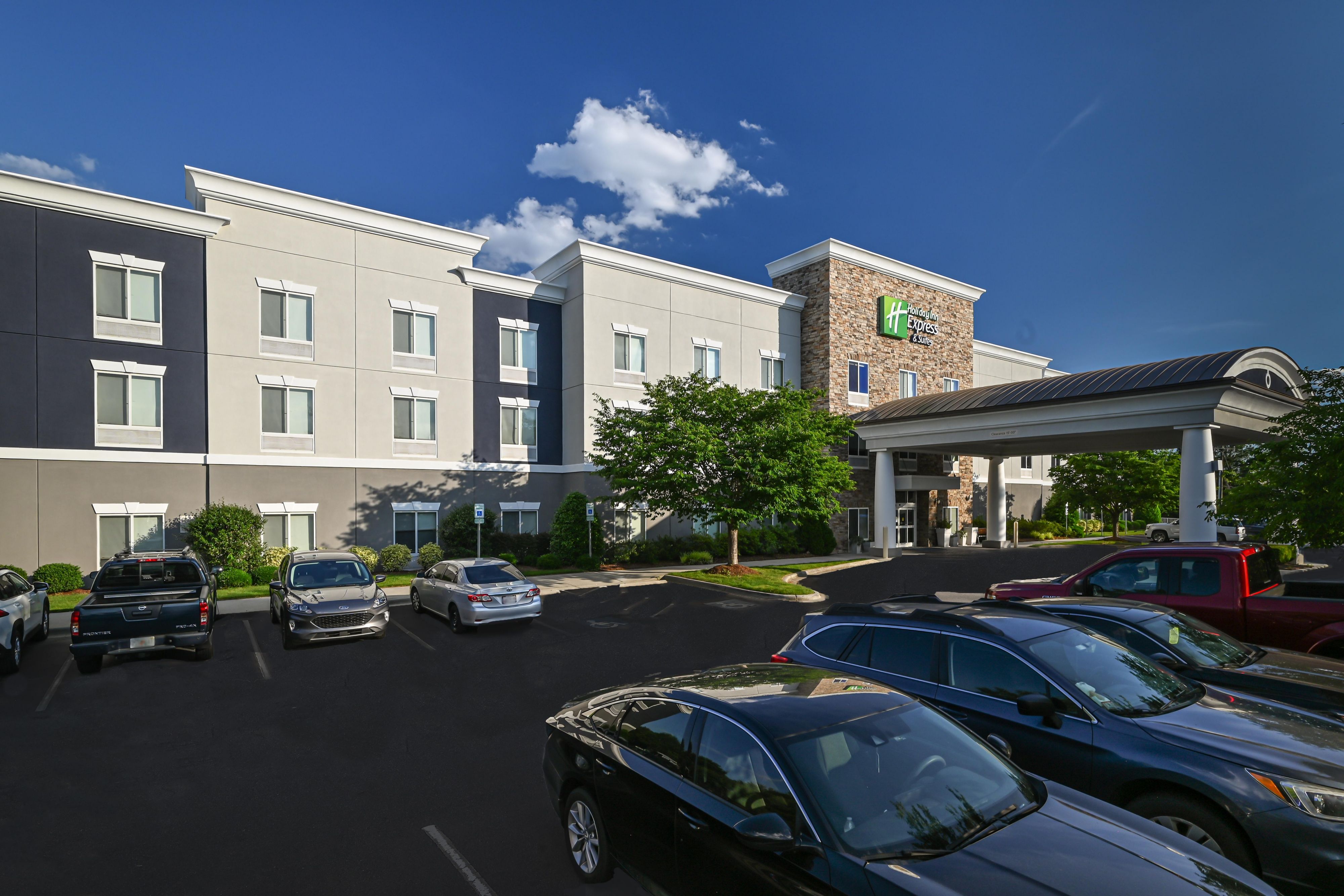 Main building of the Holiday Inn Express in Matthews, north carolina